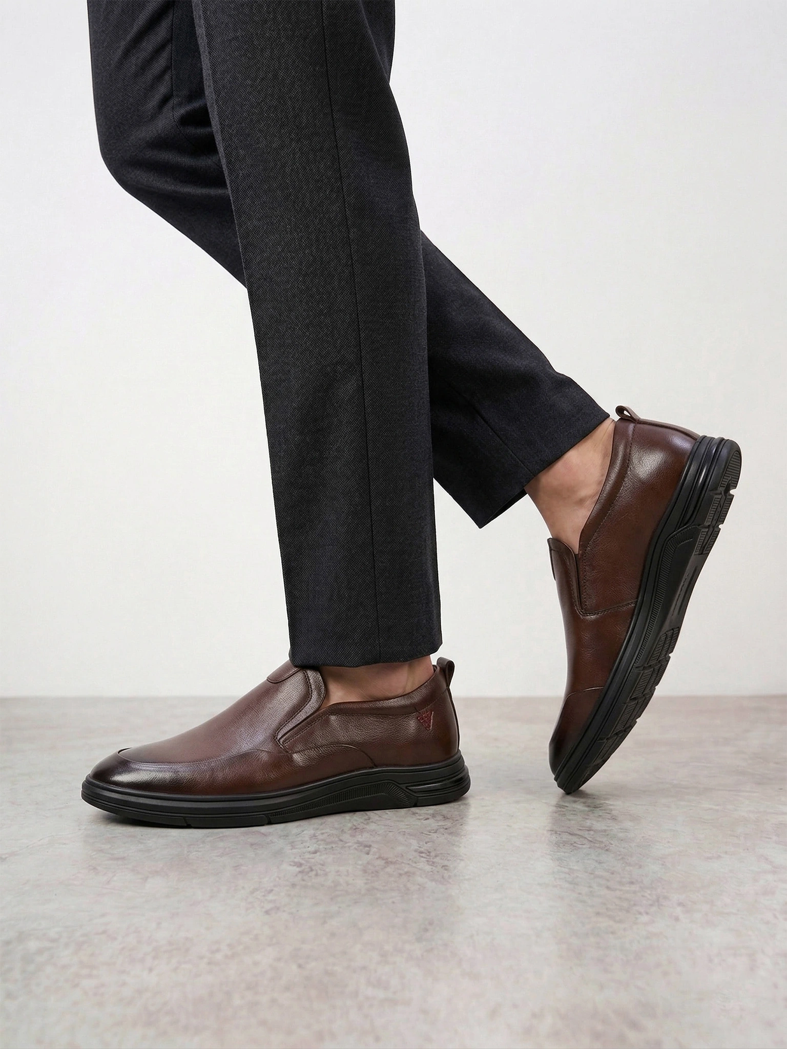 Туфли коричневого цвета с эластичными вставками